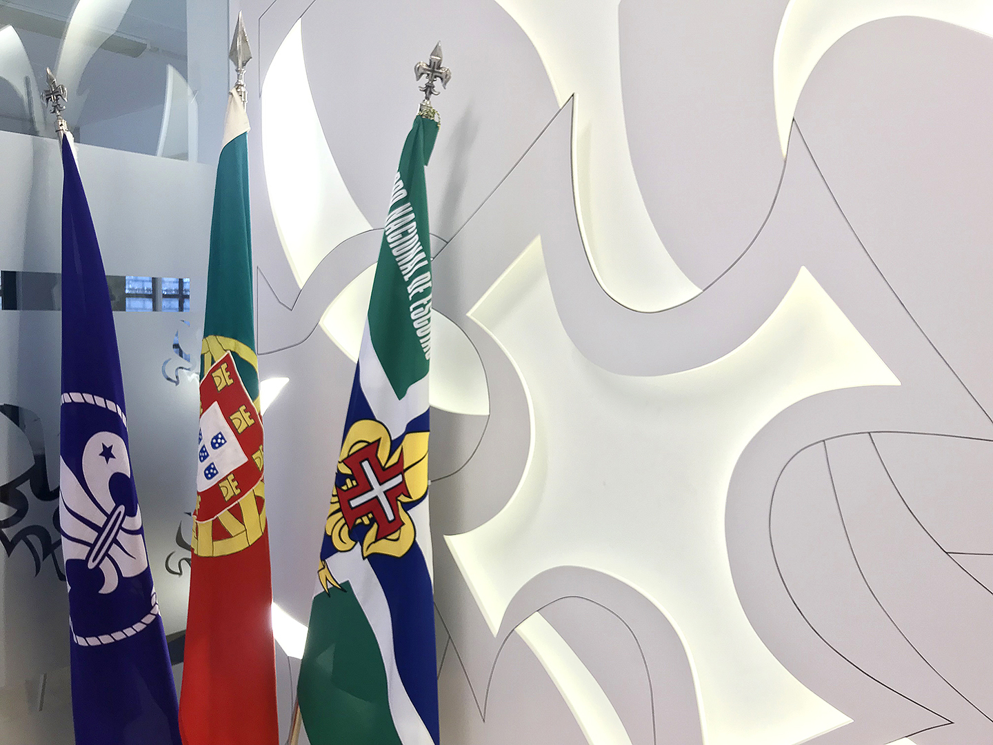 Vista da entrada comum da Casa do Escuteiro II e Museu CNE, com as bandeiras WOSM, da República Portuguesa e do Corpo Nacional de Escutas